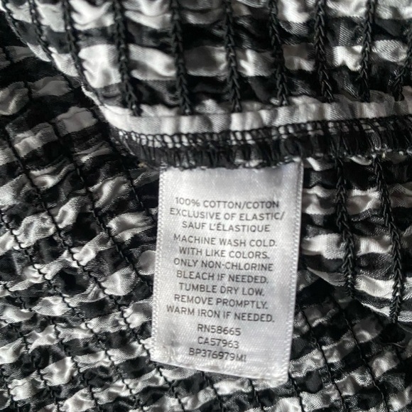 BP. Women’s Gingham Smocked Crop Top Black White MEDIUM - Picture 4 of 6